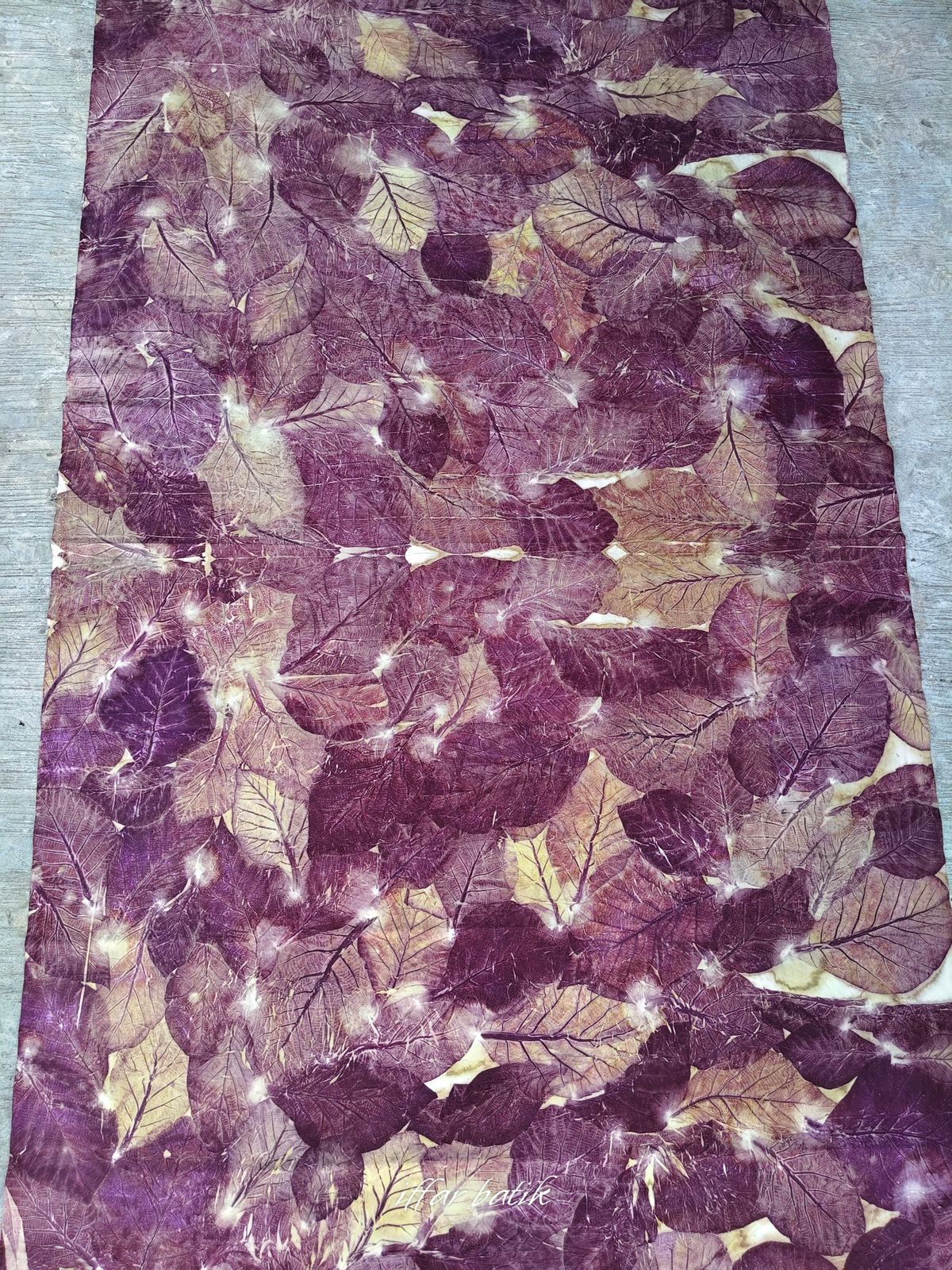 Busana jadi ecoprint Usimodist — blus sutra dengan motif daun eucalyptus