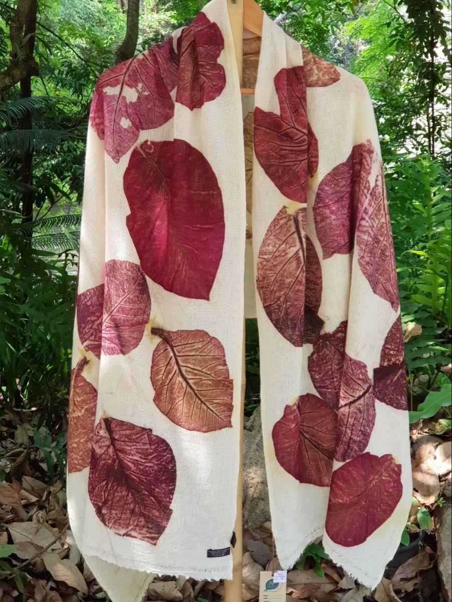 Bunga cosmos kuning-oranye segar siap digunakan dalam teknik iron blanket