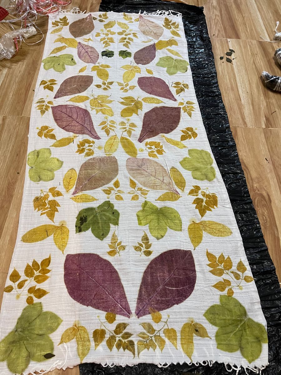 Kain ecoprint Usimodist dengan motif daun jati — produk unggulan