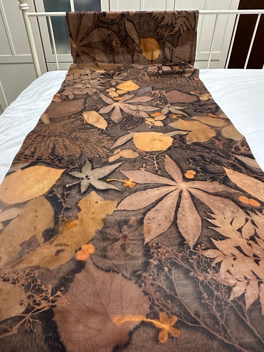 Kain ecoprint steam dengan motif daun pakis berwarna hijau tua