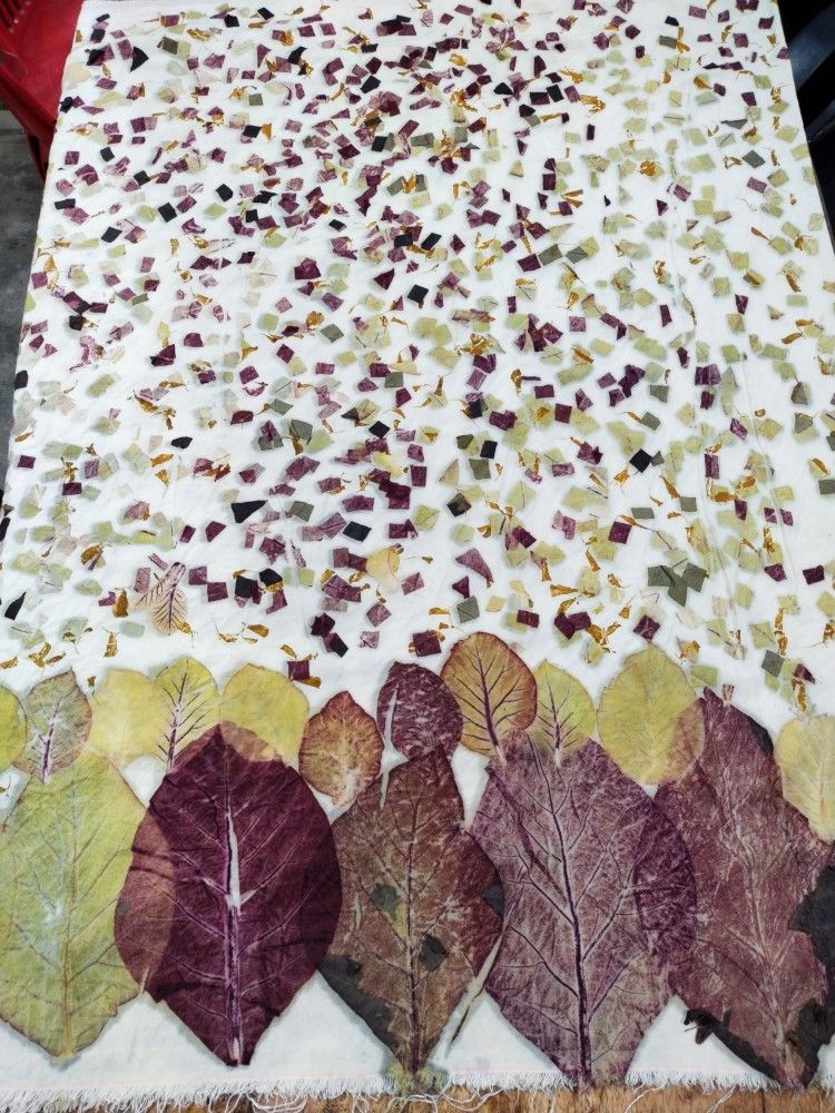 Detail serat kain ecoprint Usimodist dengan motif daun yang presisi